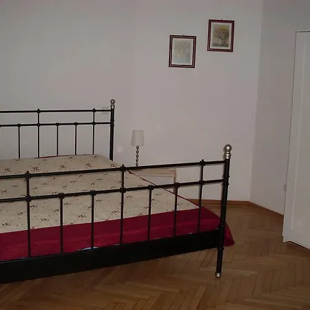 Cristina - Calea Victoriei بوخارست